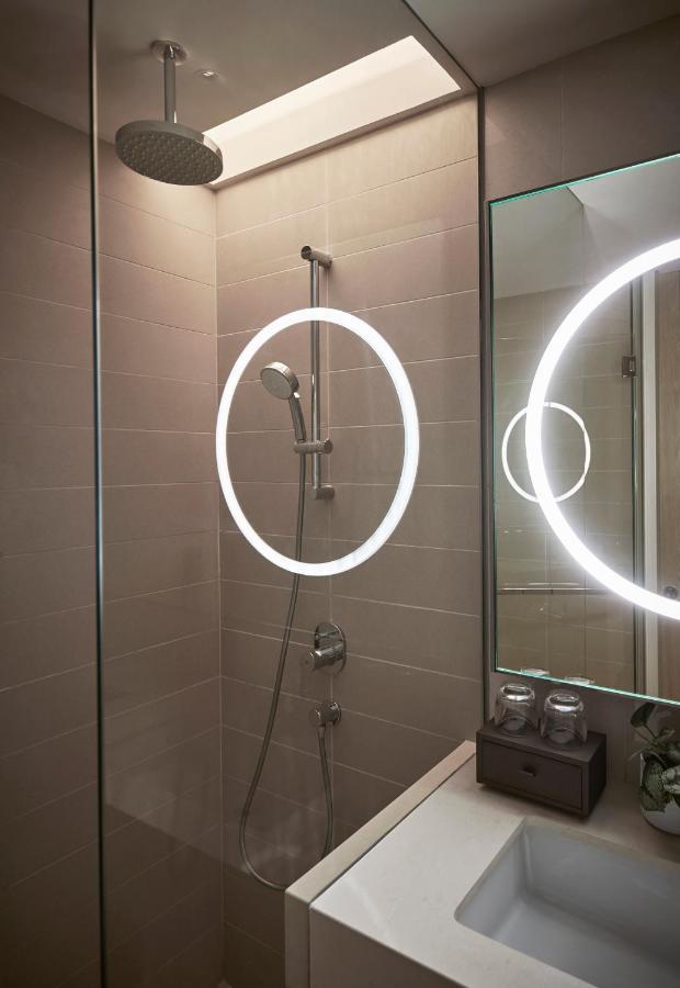 Отель Amari Куала-Лумпур Экстерьер фото LED shower light