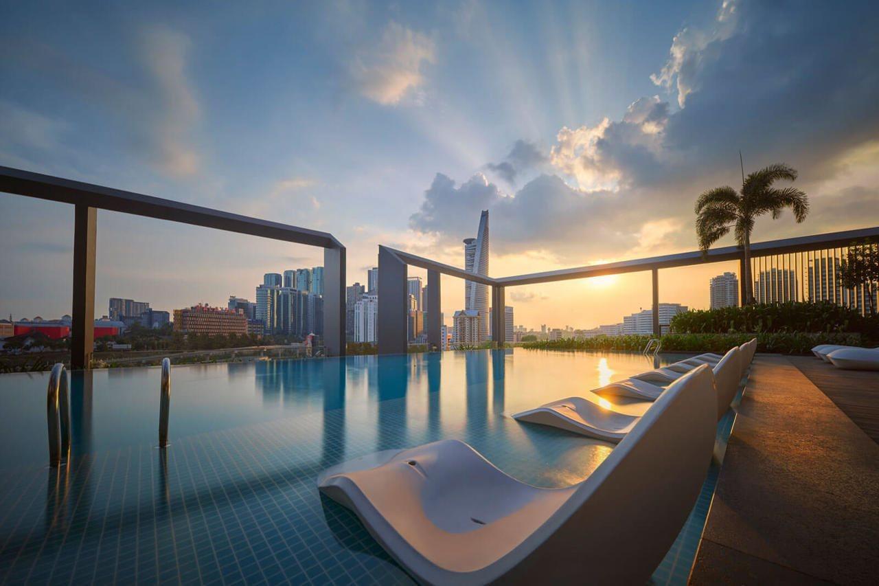 Отель Amari Куала-Лумпур Экстерьер фото The swimming pool at the Sky Deck